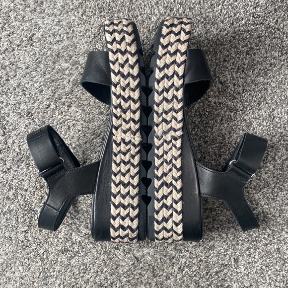 ✨✨ sale!!! Sorel sandals - Picture 2 of 4